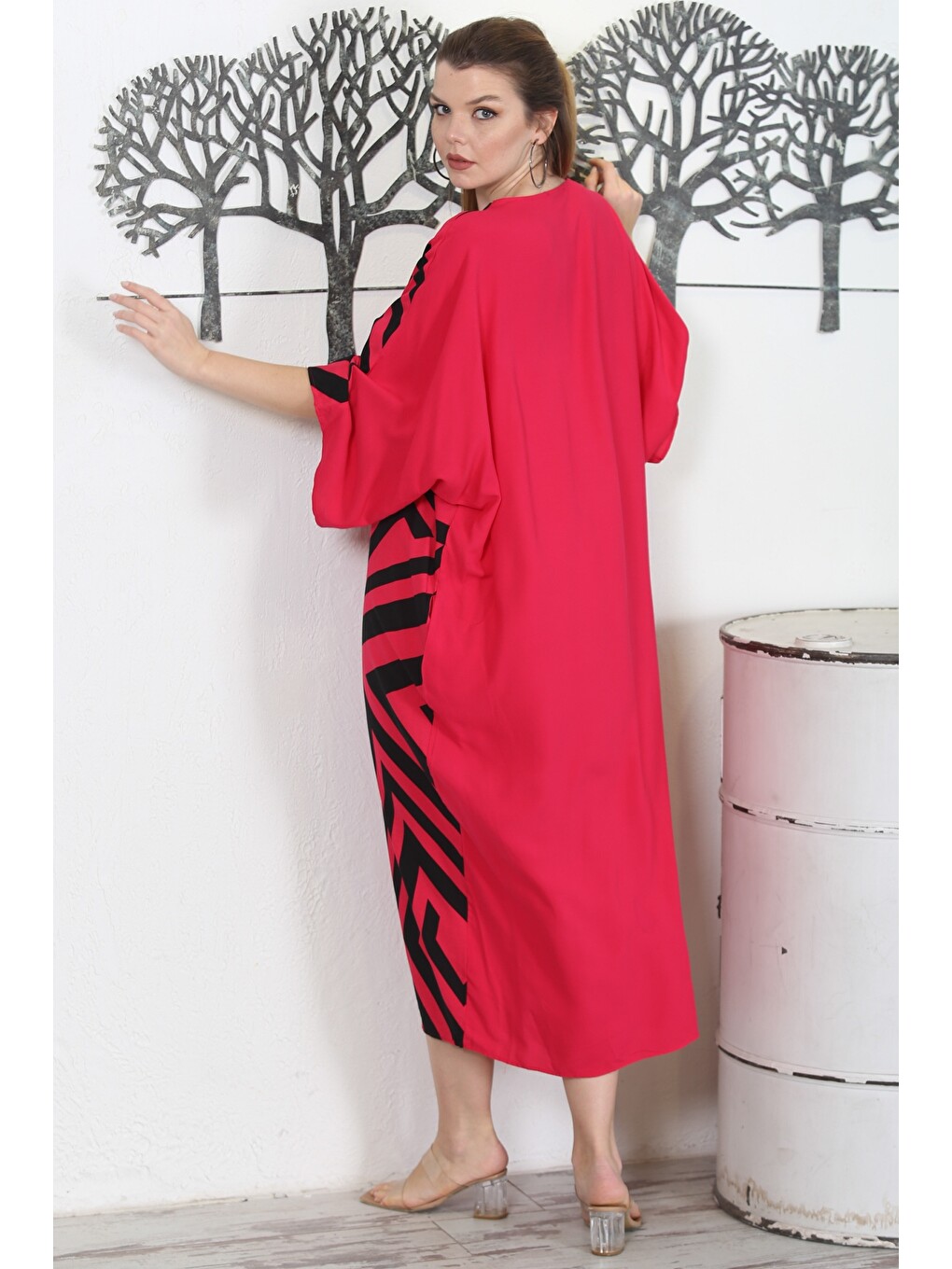 Fuşya V Yaka 3/4 Kol Düğmeli Gizli Cepli Nakışlı Baskılı Casual Oversize Dokuma Elbise-6