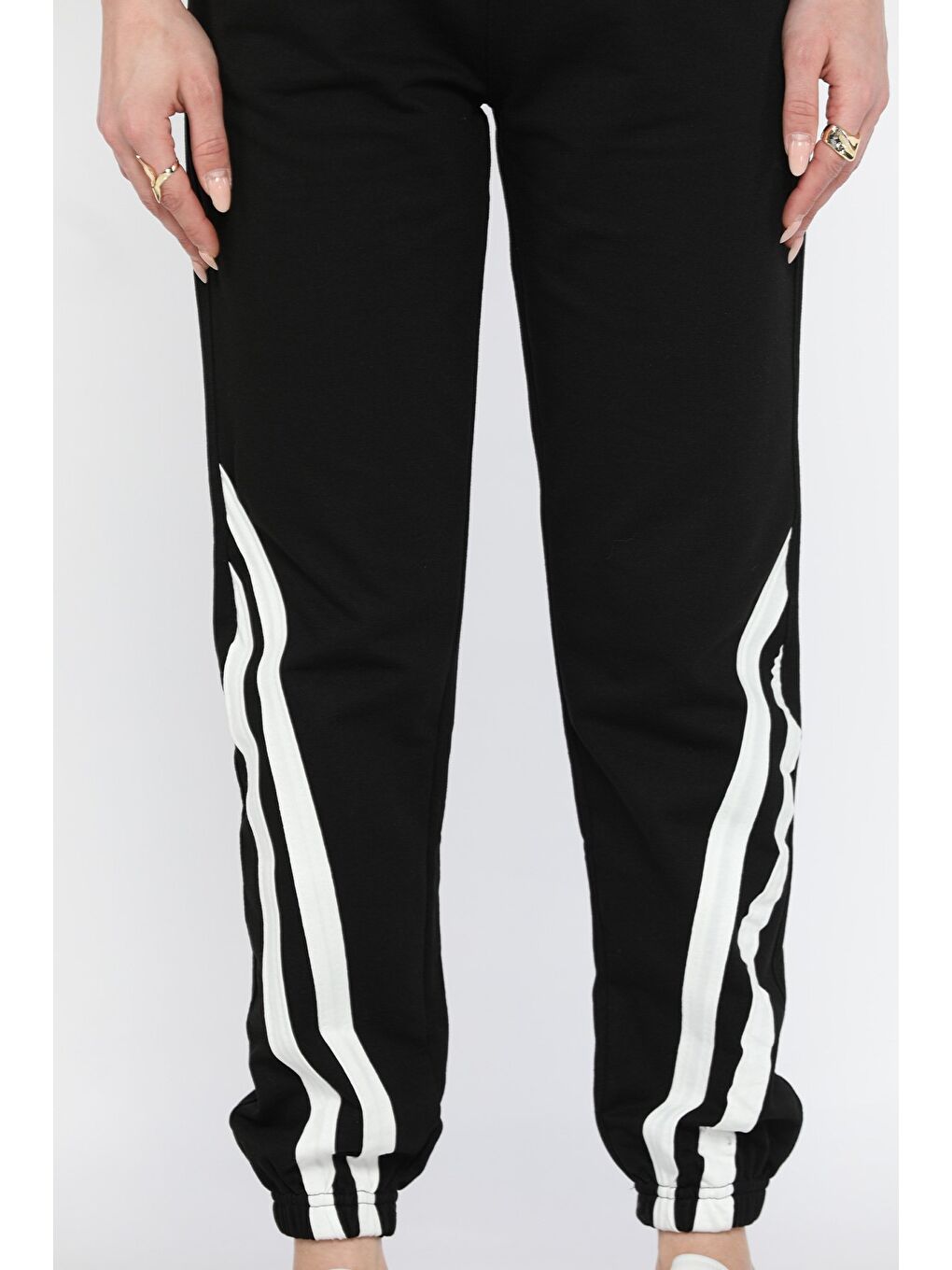 Siyah Bel Ve Paça Lastikli Şerit Detaylı Kadın Eşofman Altı-3