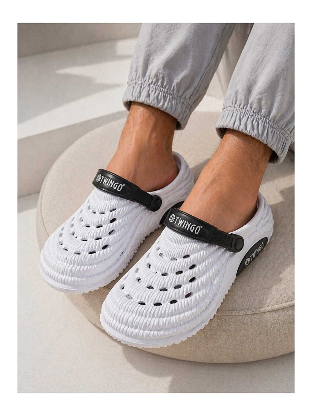 Beyaz Unisex Yazlık Terlik – Nefes Alabilir, Yumuşak Tabanlı, Ayarlanabilir Arka Bantlı Sandalet-1