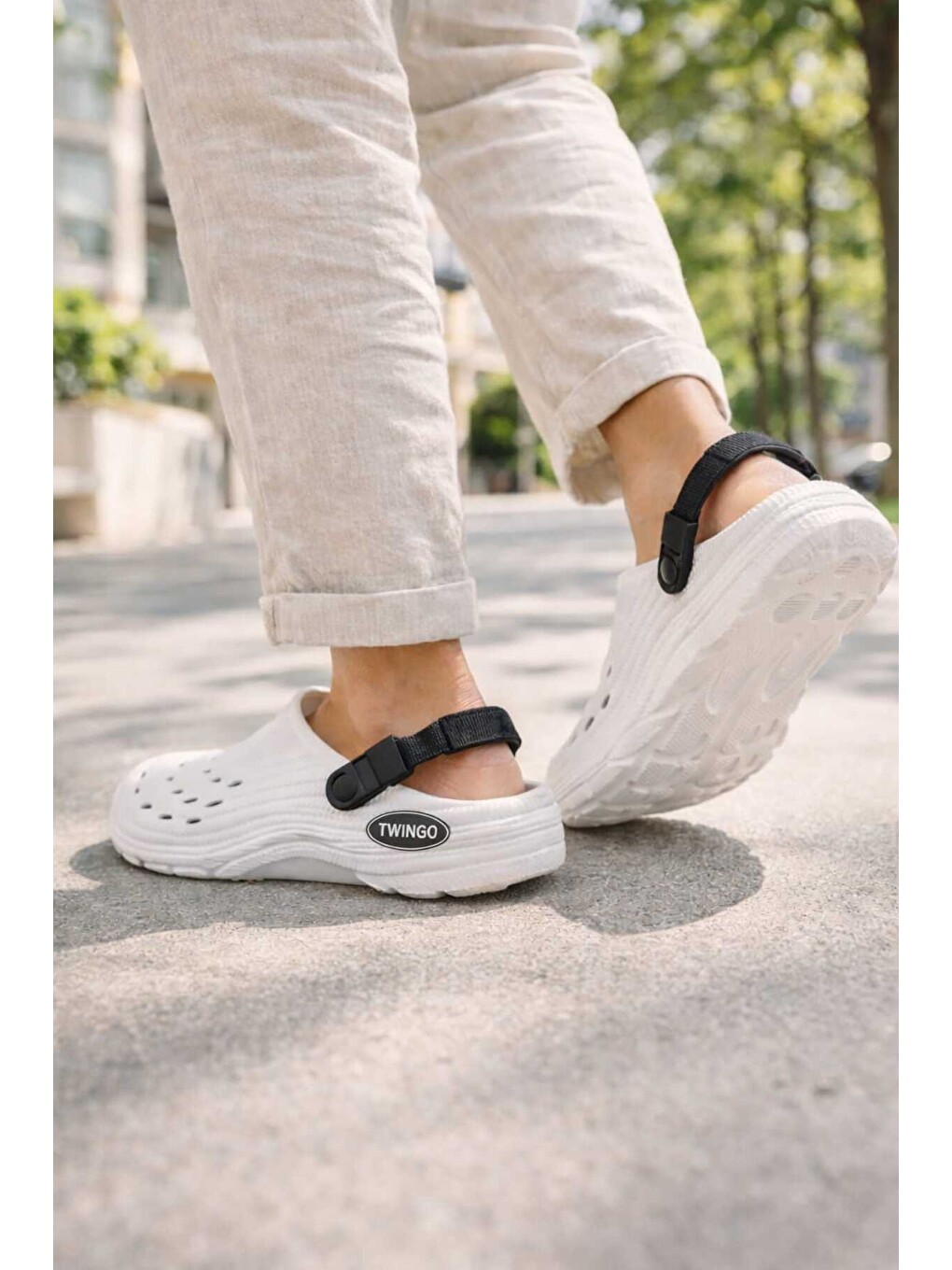 Beyaz Unisex Yazlık Terlik – Nefes Alabilir, Yumuşak Tabanlı, Ayarlanabilir Arka Bantlı Sandalet-4
