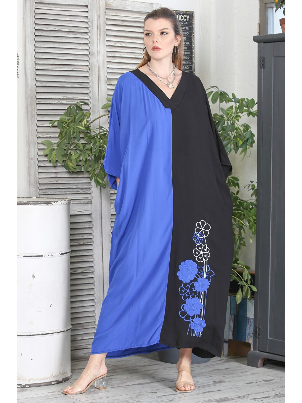 Siyah-Mavi V Yaka 3/4 Kol Gizli Cepli Nakışlı Casual Oversize Dokuma Elbise-3