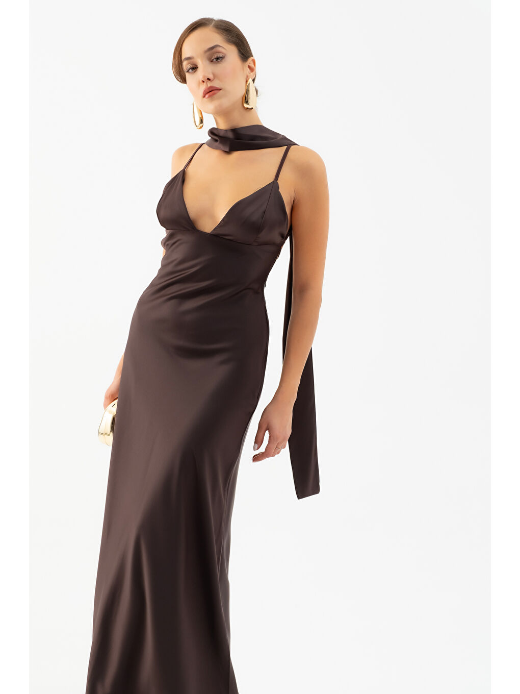 Kadın Kahverengi Sırt Dekoltekli Uzun Saten Elbise-1