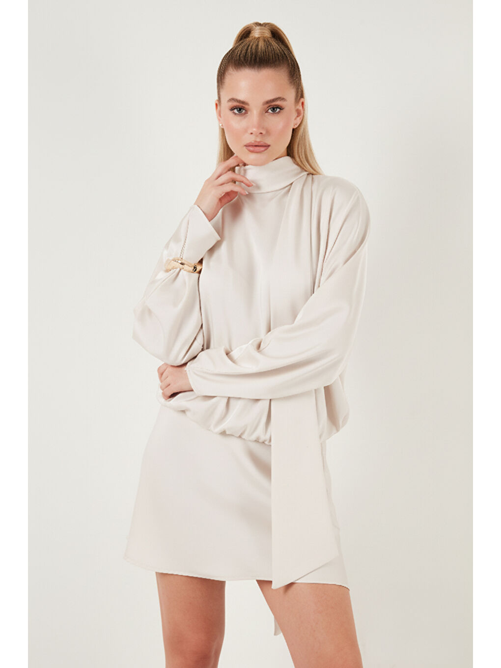 Ekru Standart Fit Bağlamalı Dik Yaka Saten Kadın Elbise 59135520-1