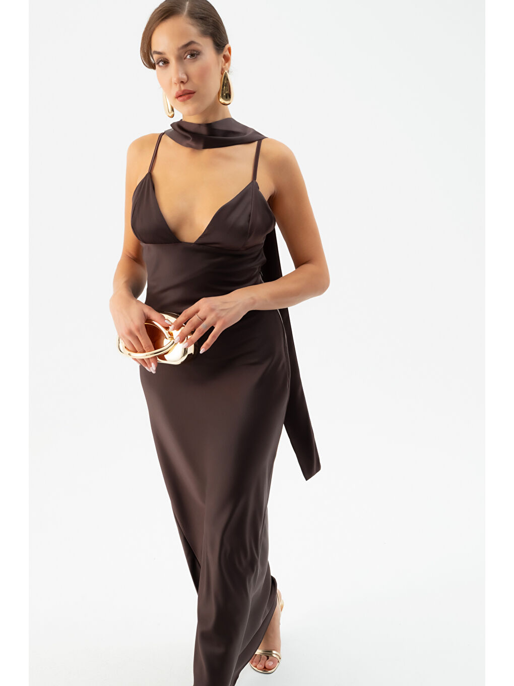 Kadın Kahverengi Sırt Dekoltekli Uzun Saten Elbise-2