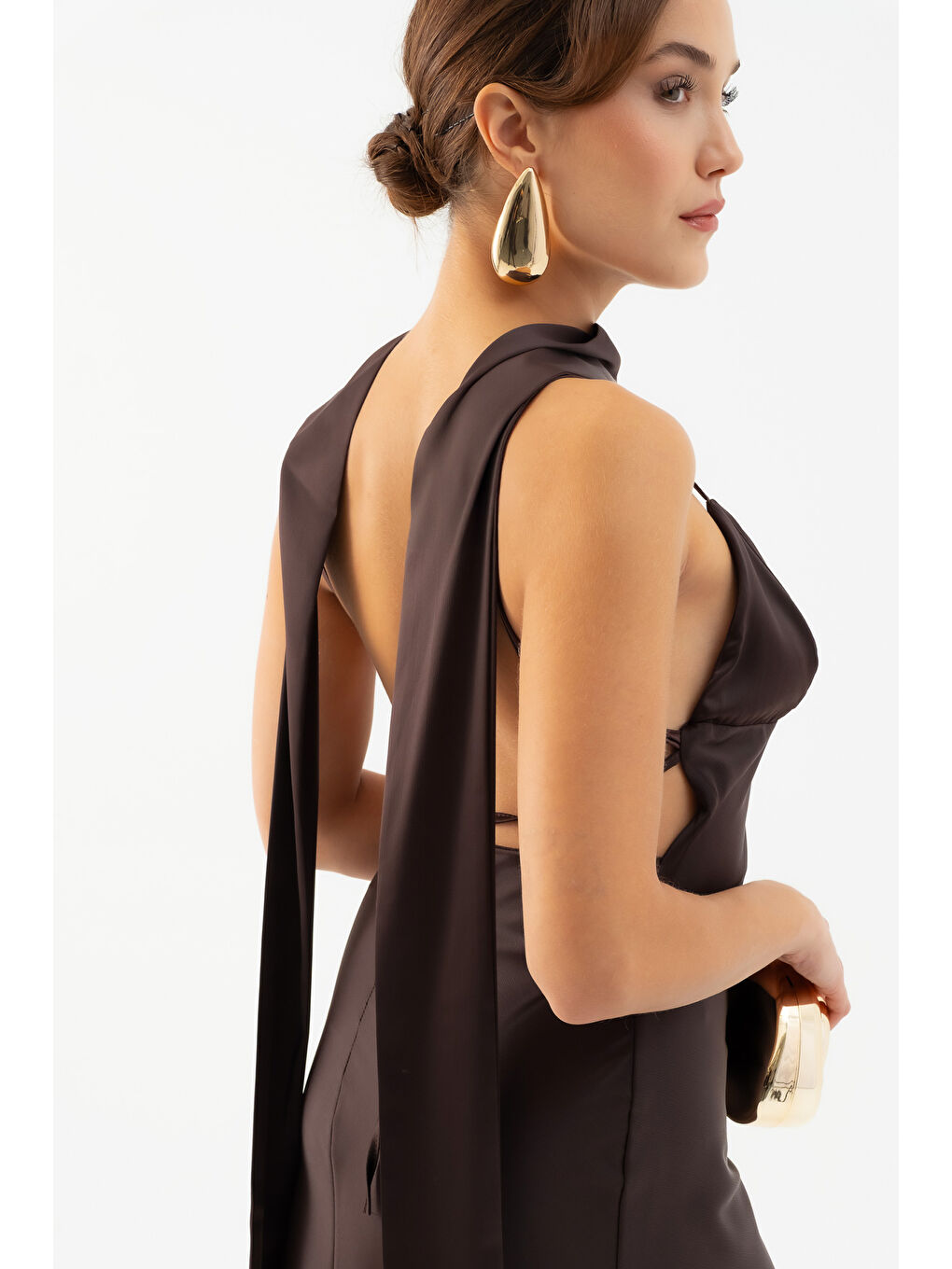 Kadın Kahverengi Sırt Dekoltekli Uzun Saten Elbise-4