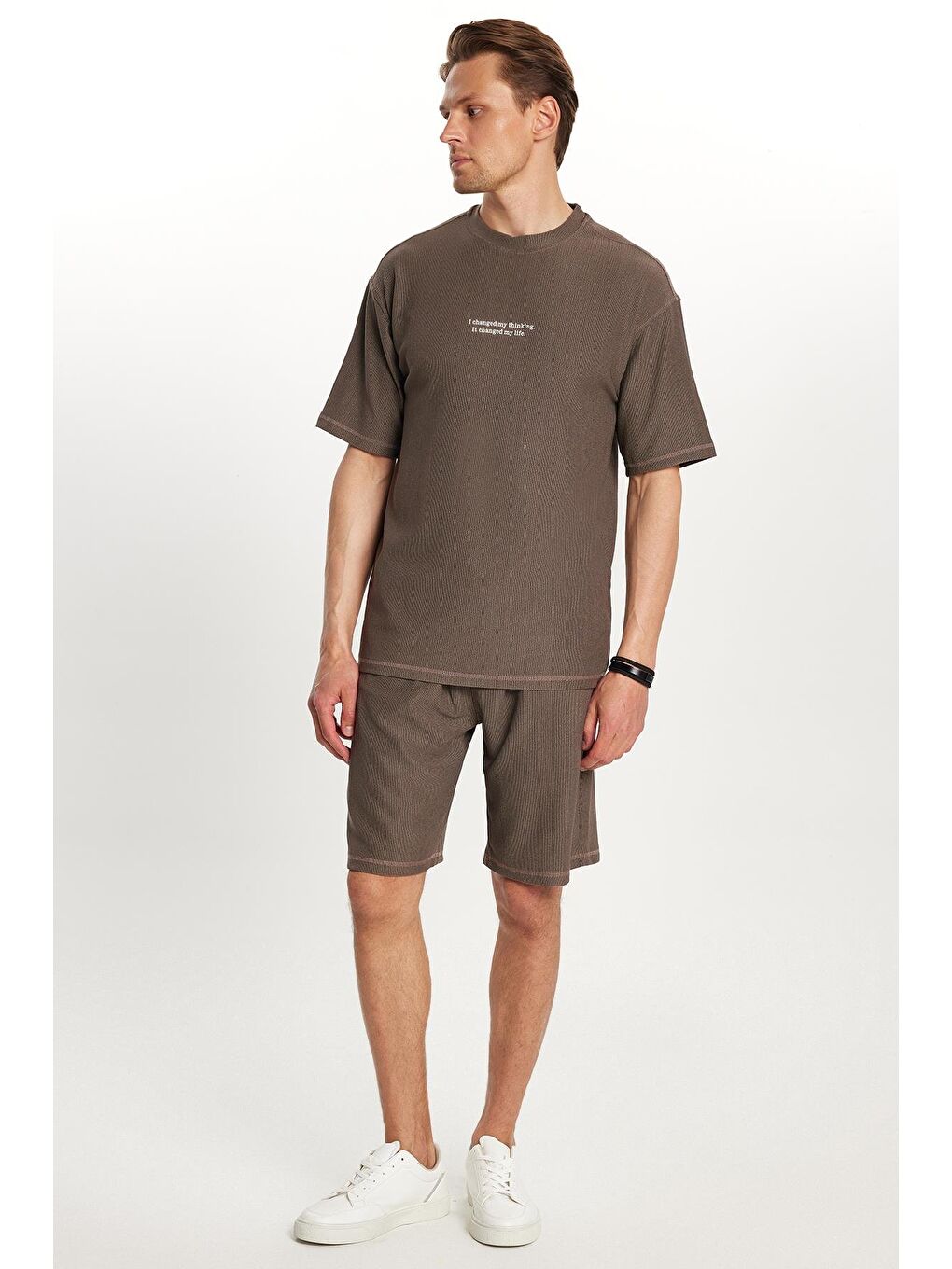 Kahverengi Erkek Standart Fit Pamuklu Jakarlı Baskılı Bisiklet Yaka Beli Bağcıklı Taba Şort Takım-4