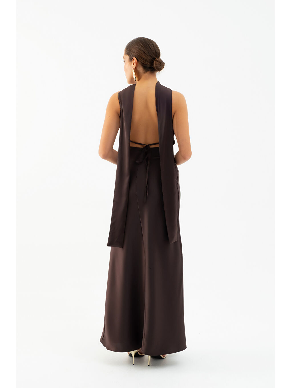 Kadın Kahverengi Sırt Dekoltekli Uzun Saten Elbise-5