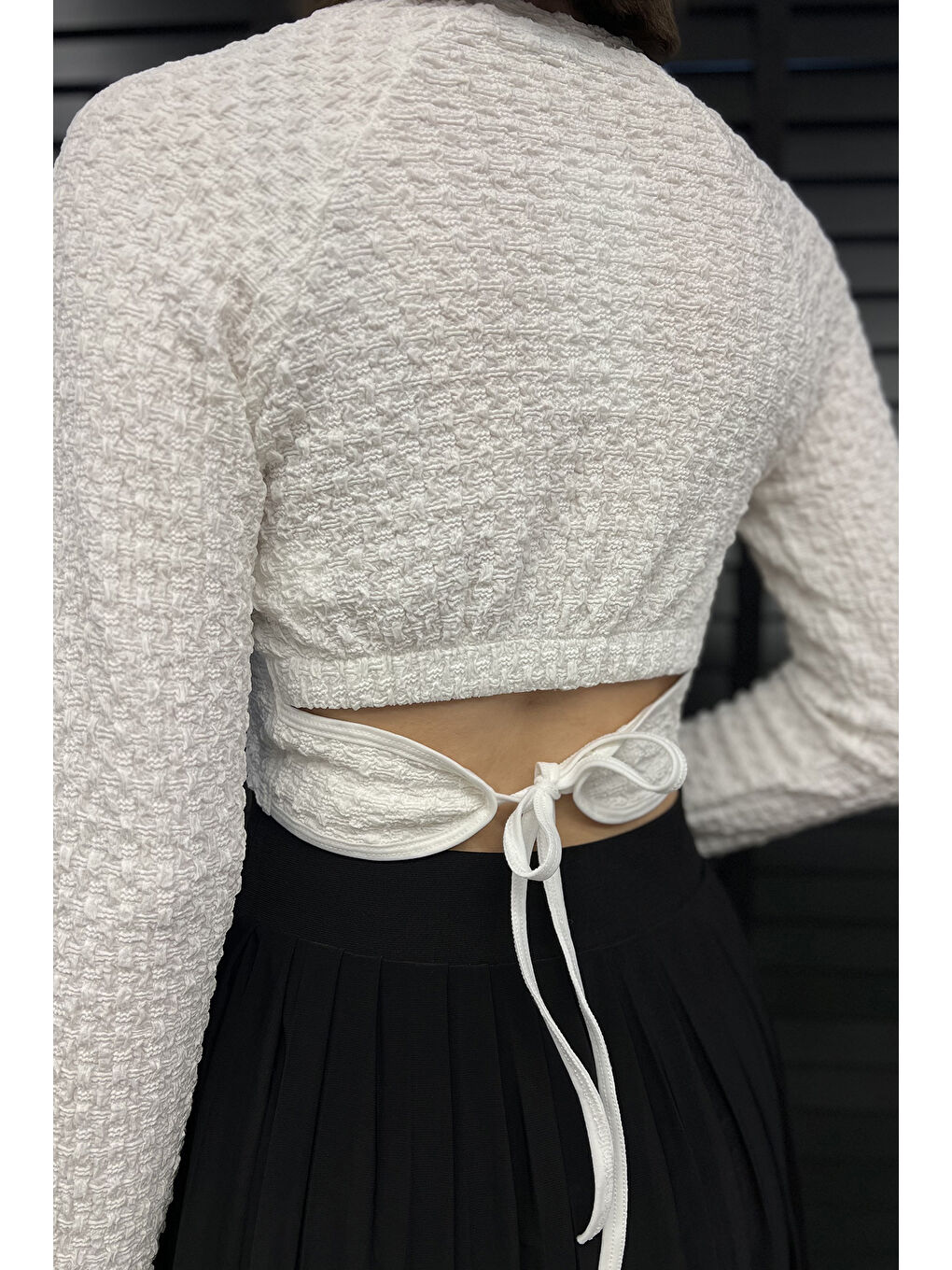 Ekru Bel Lastikli Ve Bağlamalı Kadın Kabartma Desen Crop Top Bluz-3