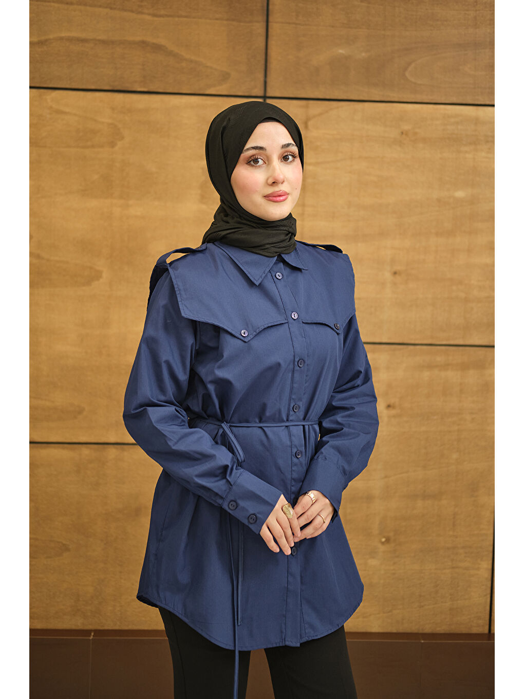 Kadın Roba Detaylı Kemerli Regular Poplin Gömlek Lacivert-3