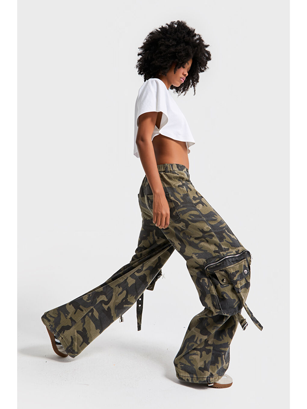 Kahverengi Kadın Kamuflaj Renk Bol Kesim Kargo Cep Özel Tasarım Denim Pantolon-1