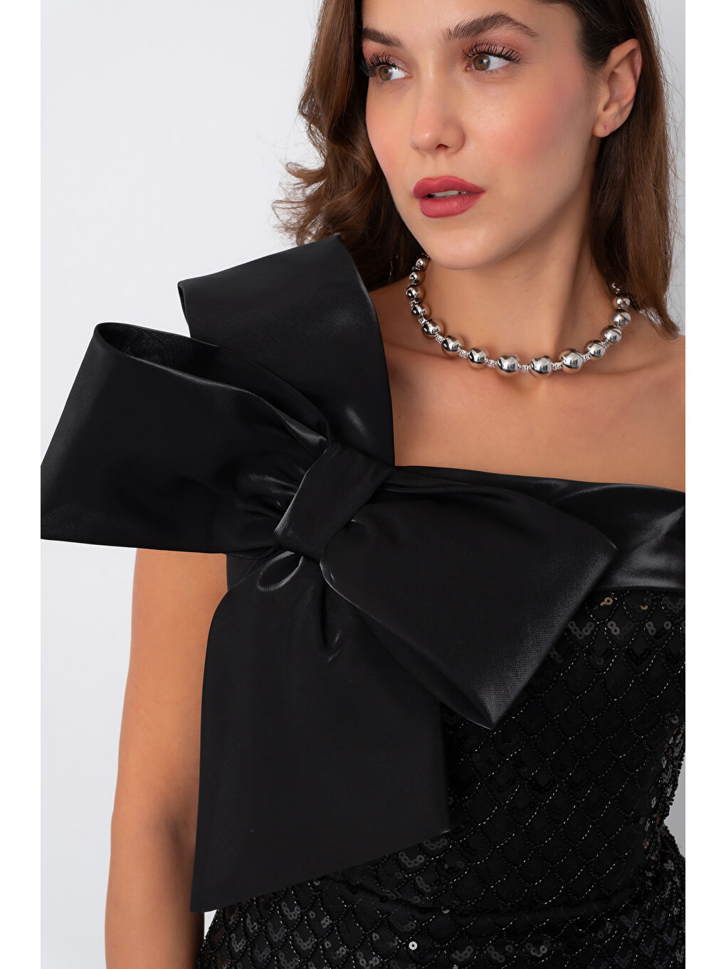 Kadın Siyah Tek Omuz Boncuklu Midi Gece Elbisesi-3