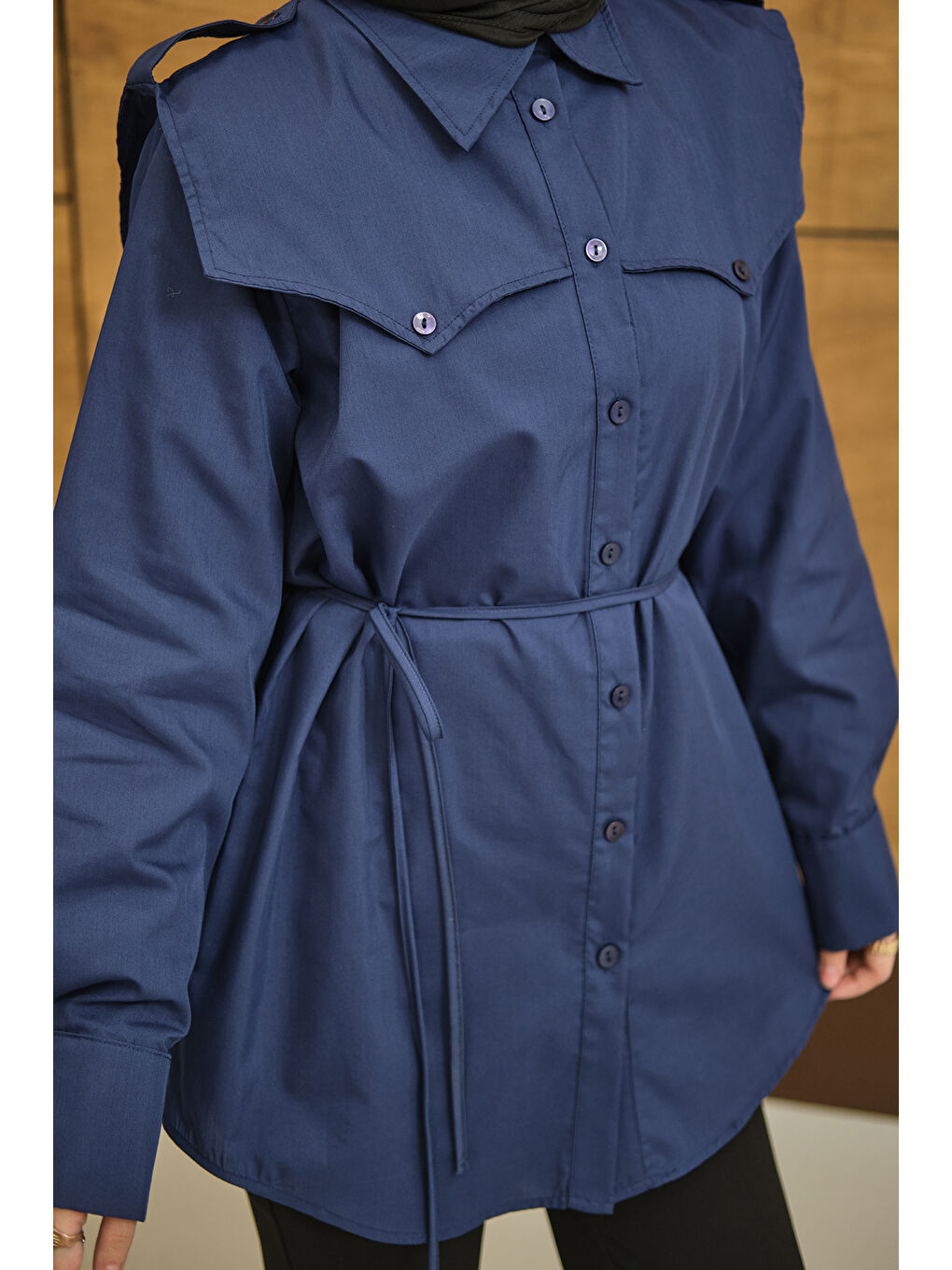 Kadın Roba Detaylı Kemerli Regular Poplin Gömlek Lacivert-4