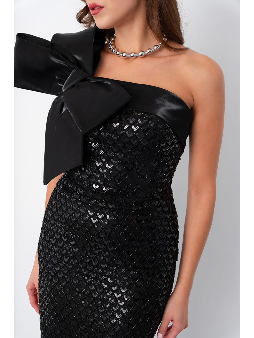 Kadın Siyah Tek Omuz Boncuklu Midi Gece Elbisesi-4