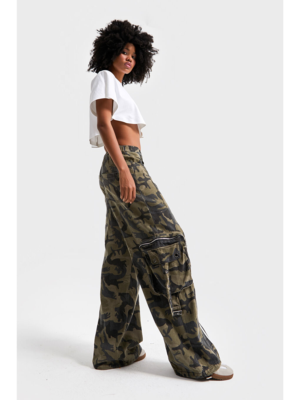 Kahverengi Kadın Kamuflaj Renk Bol Kesim Kargo Cep Özel Tasarım Denim Pantolon-3