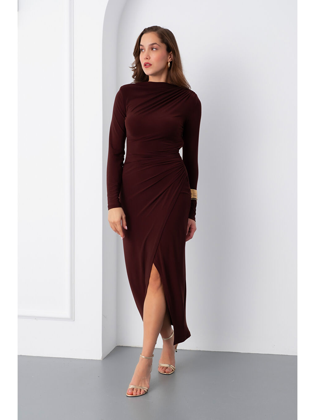 Kadın Kahverengi Uzun Kol Drapeli Uzun Elbise-1