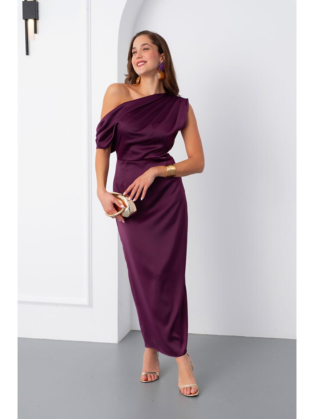 Kadın Mürdüm Degaje Yaka Yırtmaçlı Saten Midi Elbise-1