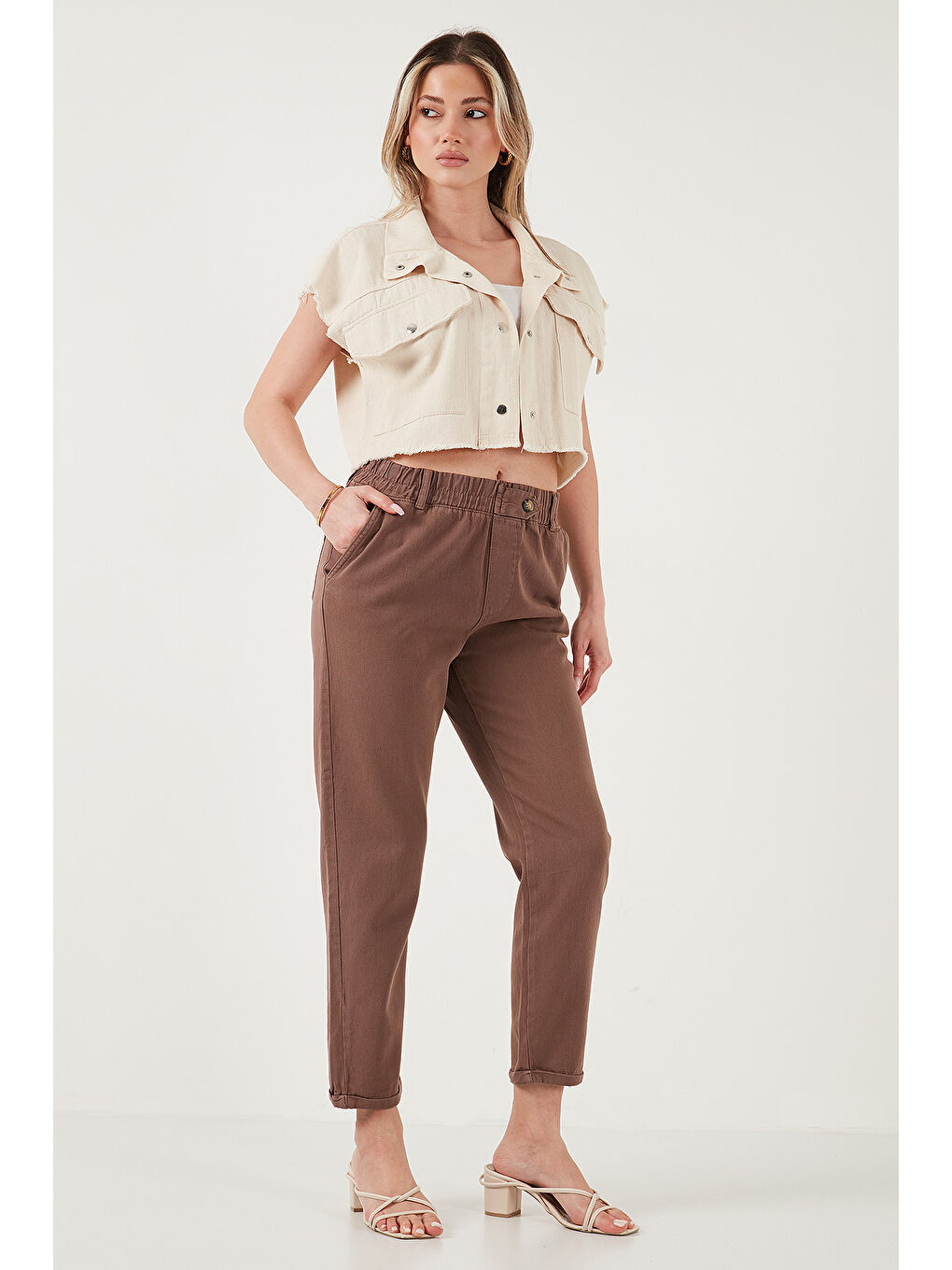 Kahverengi Pamuklu Standart Fit Yüksel Bel Düz Paça Kadın Pantolon 668YP4924