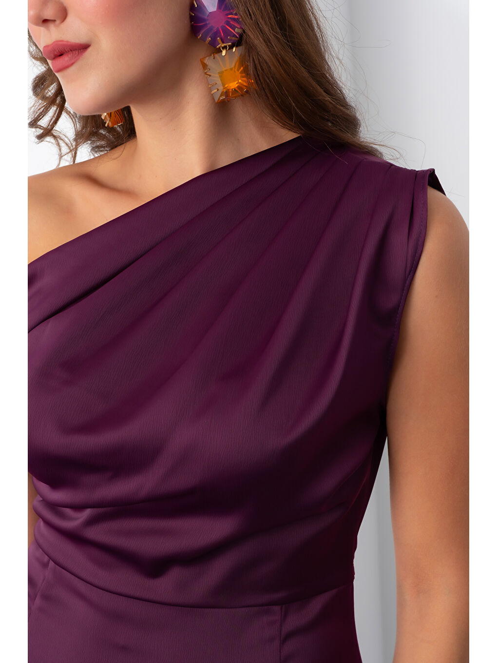 Kadın Mürdüm Degaje Yaka Yırtmaçlı Saten Midi Elbise-3