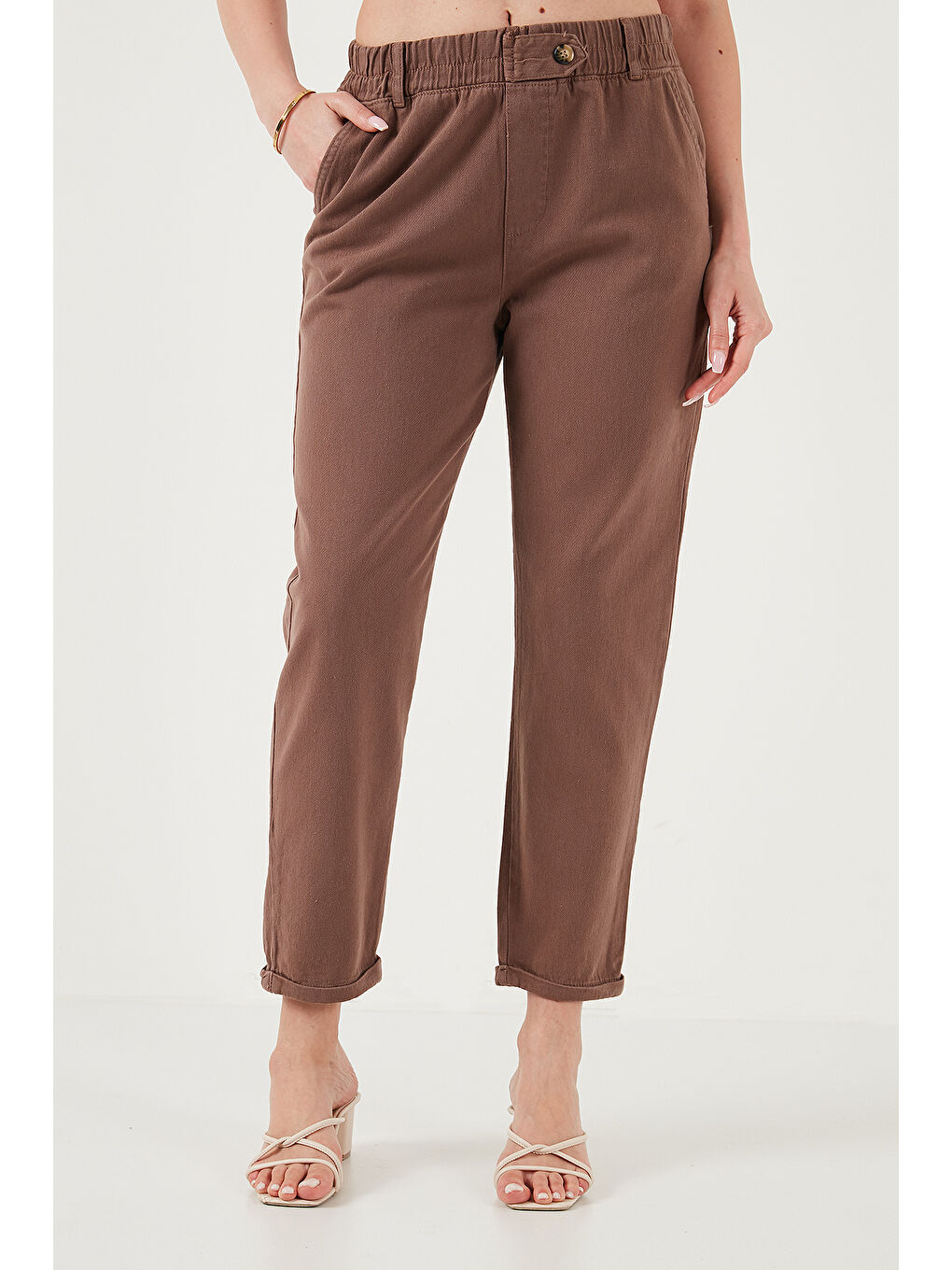 Kahverengi Pamuklu Standart Fit Yüksel Bel Düz Paça Kadın Pantolon 668YP4924-1