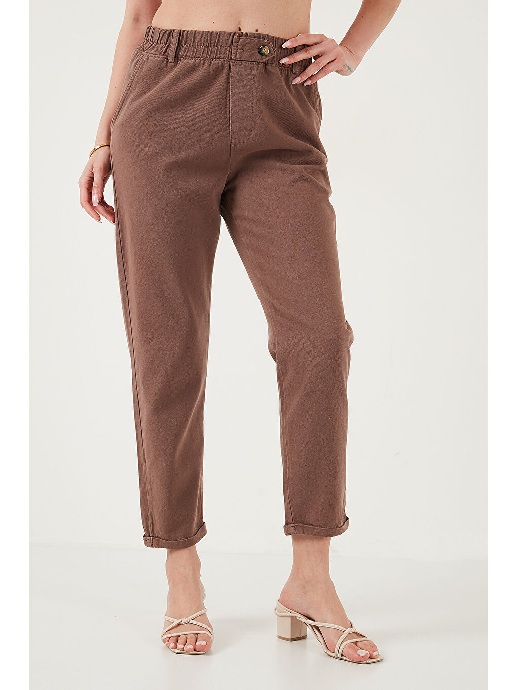 Kahverengi Pamuklu Standart Fit Yüksel Bel Düz Paça Kadın Pantolon 668YP4924-2