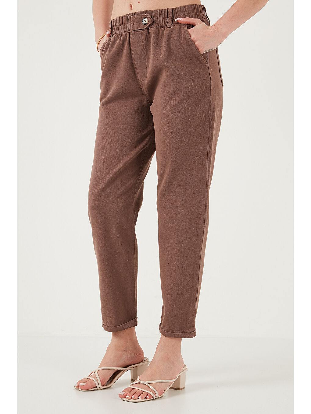 Kahverengi Pamuklu Standart Fit Yüksel Bel Düz Paça Kadın Pantolon 668YP4924-3