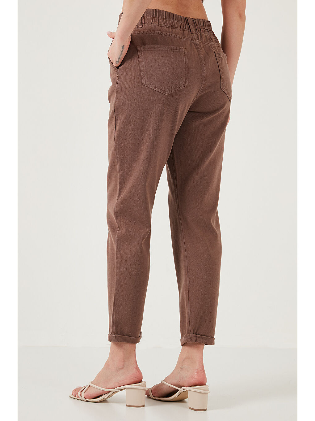 Kahverengi Pamuklu Standart Fit Yüksel Bel Düz Paça Kadın Pantolon 668YP4924-5