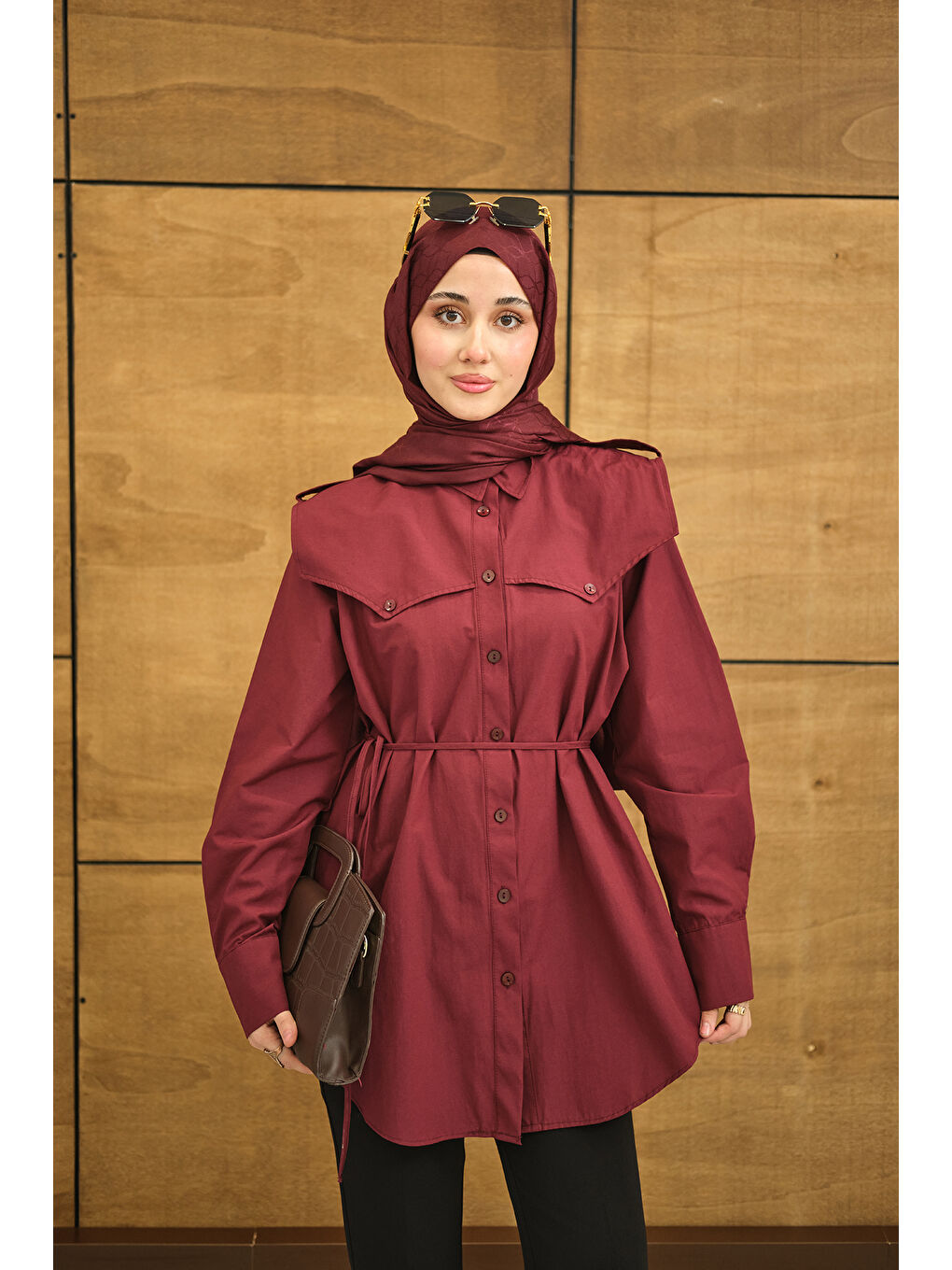 Kadın Roba Detaylı Kemerli Regular Poplin Gömlek Bordo-3