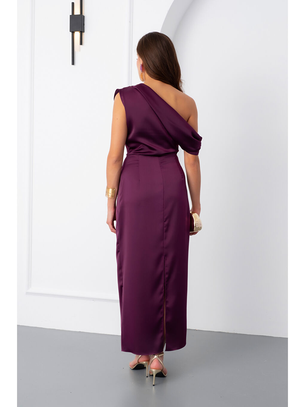 Kadın Mürdüm Degaje Yaka Yırtmaçlı Saten Midi Elbise-5