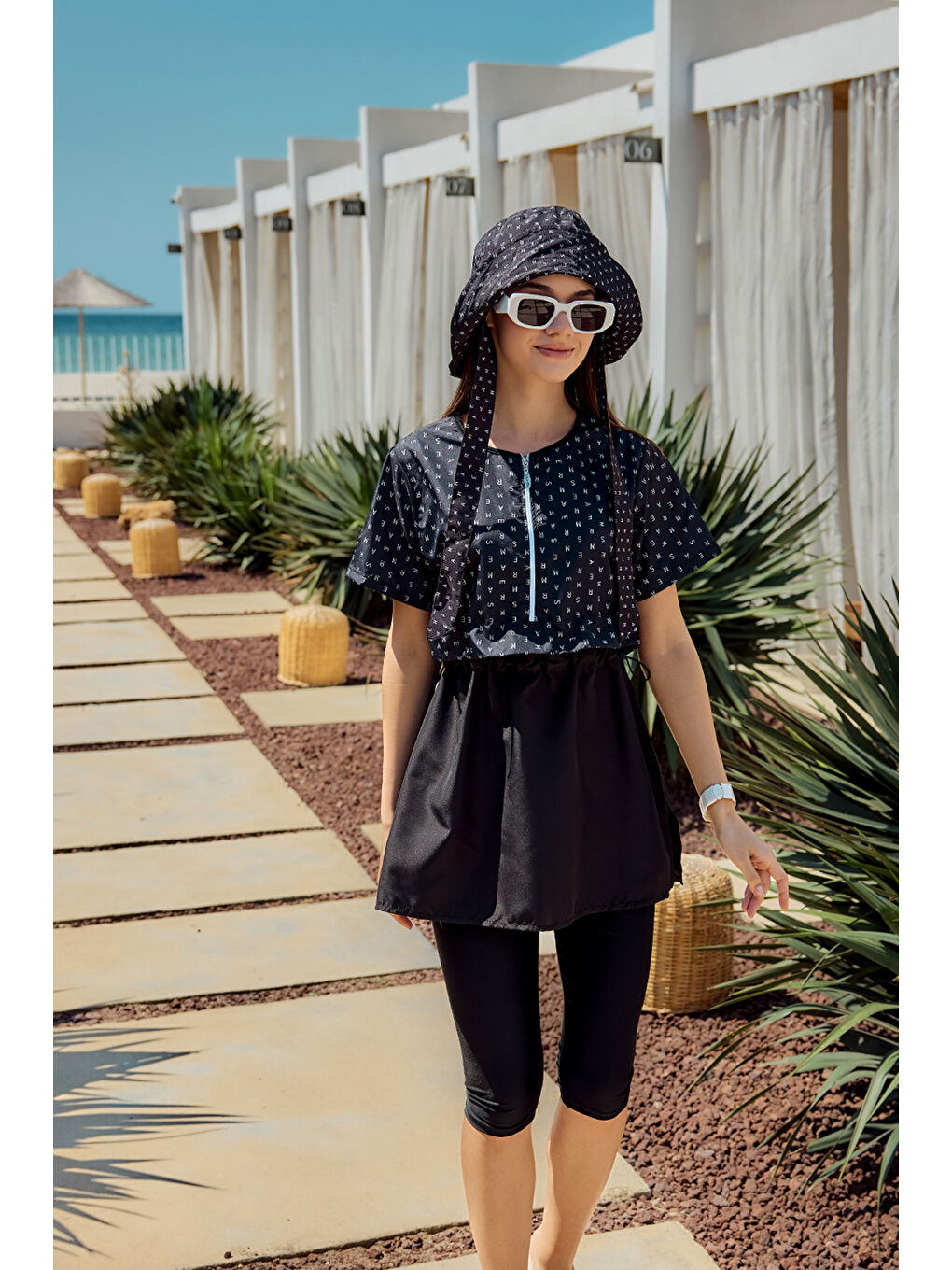 Siyah Kısa Kollu Yarı Kapalı Mayo Monogram R2901