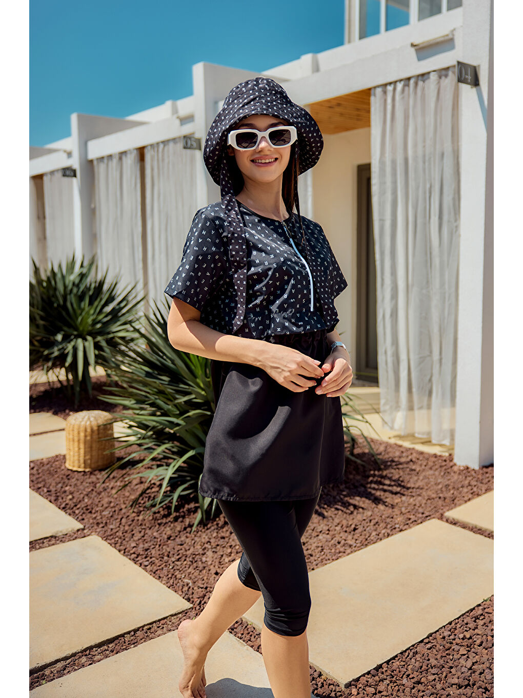 Siyah Kısa Kollu Yarı Kapalı Mayo Monogram R2901-1