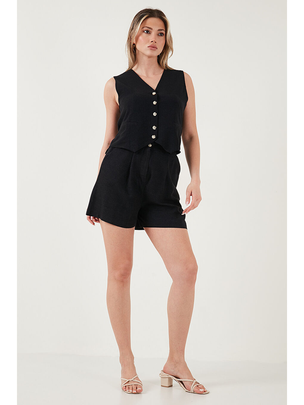 Siyah Pamuk Ve Keten Karışımlı Slim Fit Yelek Şort Kadın Takım 5866118-2