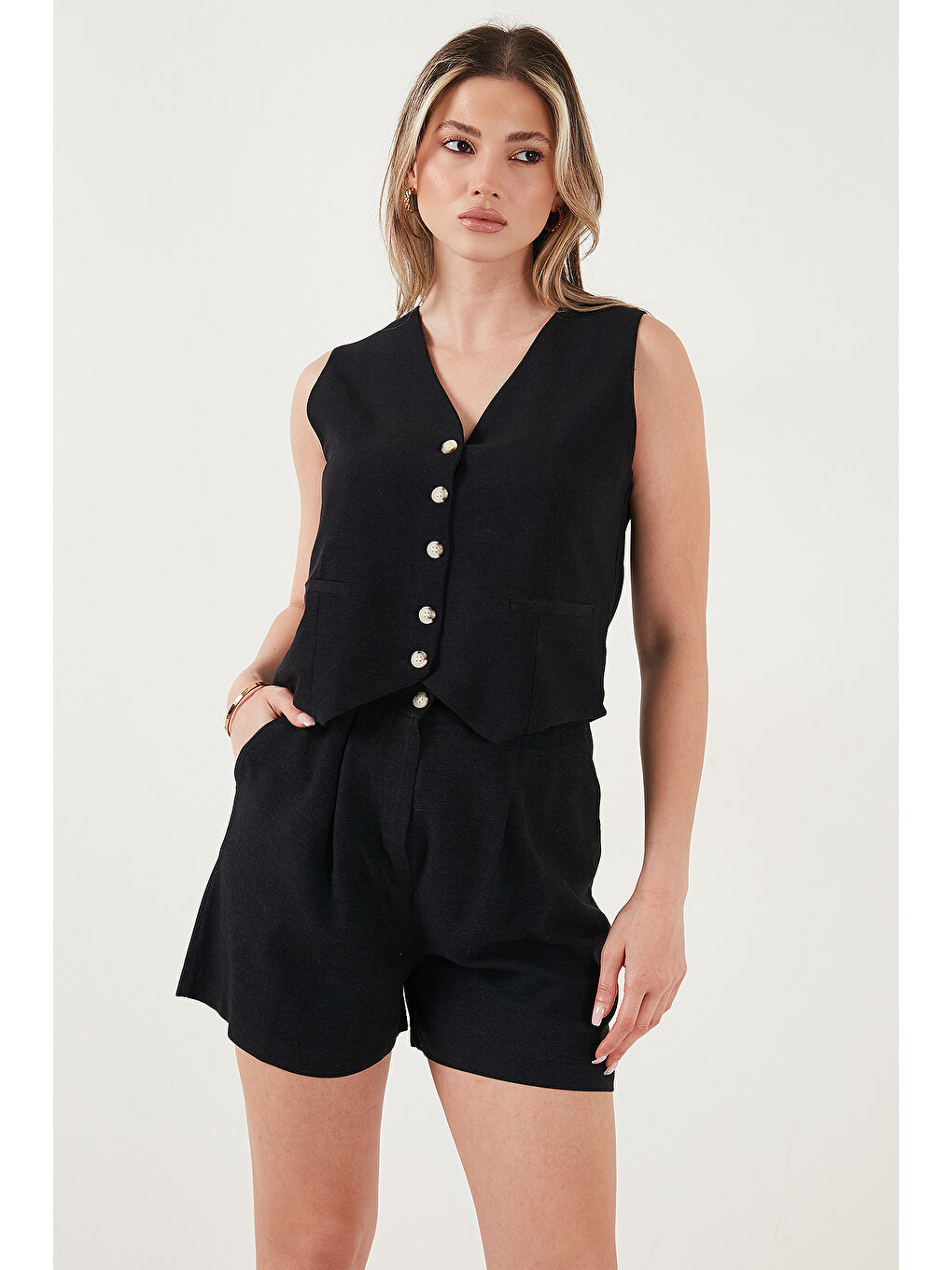 Siyah Pamuk Ve Keten Karışımlı Slim Fit Yelek Şort Kadın Takım 5866118-3