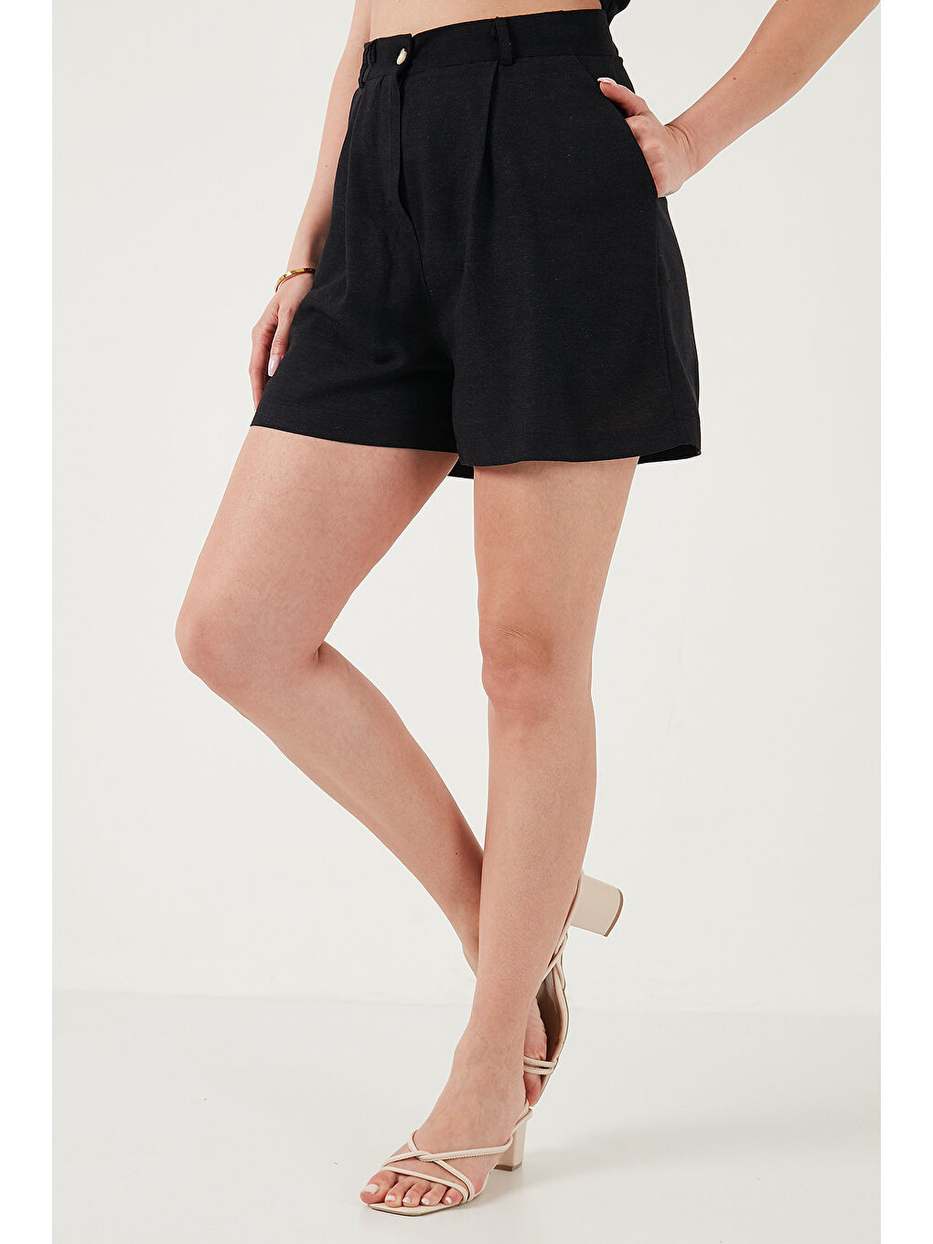 Siyah Pamuk Ve Keten Karışımlı Slim Fit Yelek Şort Kadın Takım 5866118-4