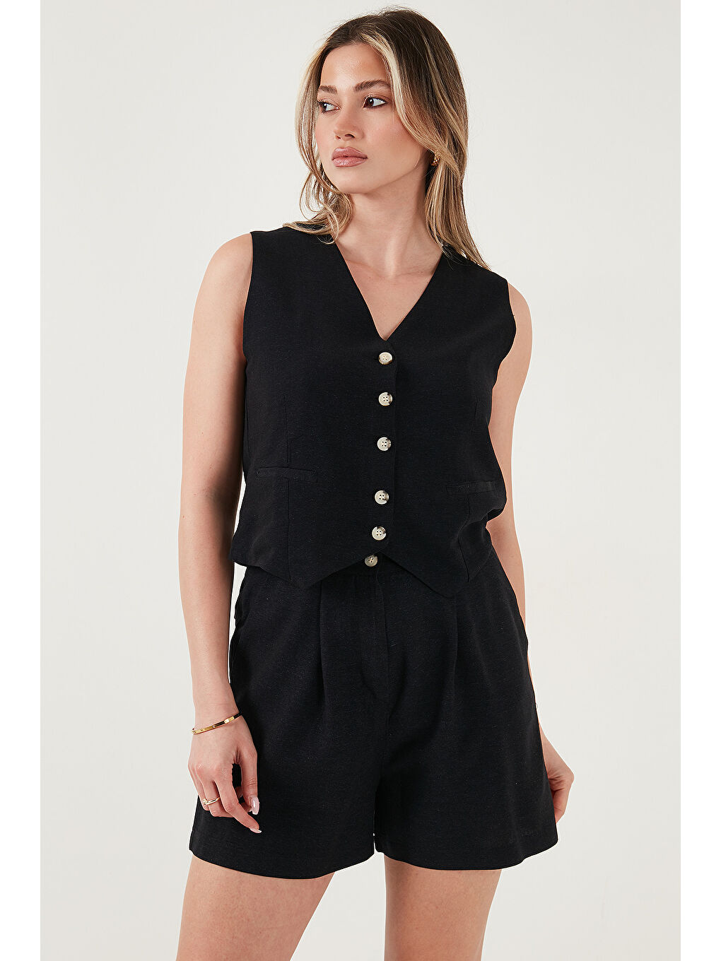 Siyah Pamuk Ve Keten Karışımlı Slim Fit Yelek Şort Kadın Takım 5866118-5