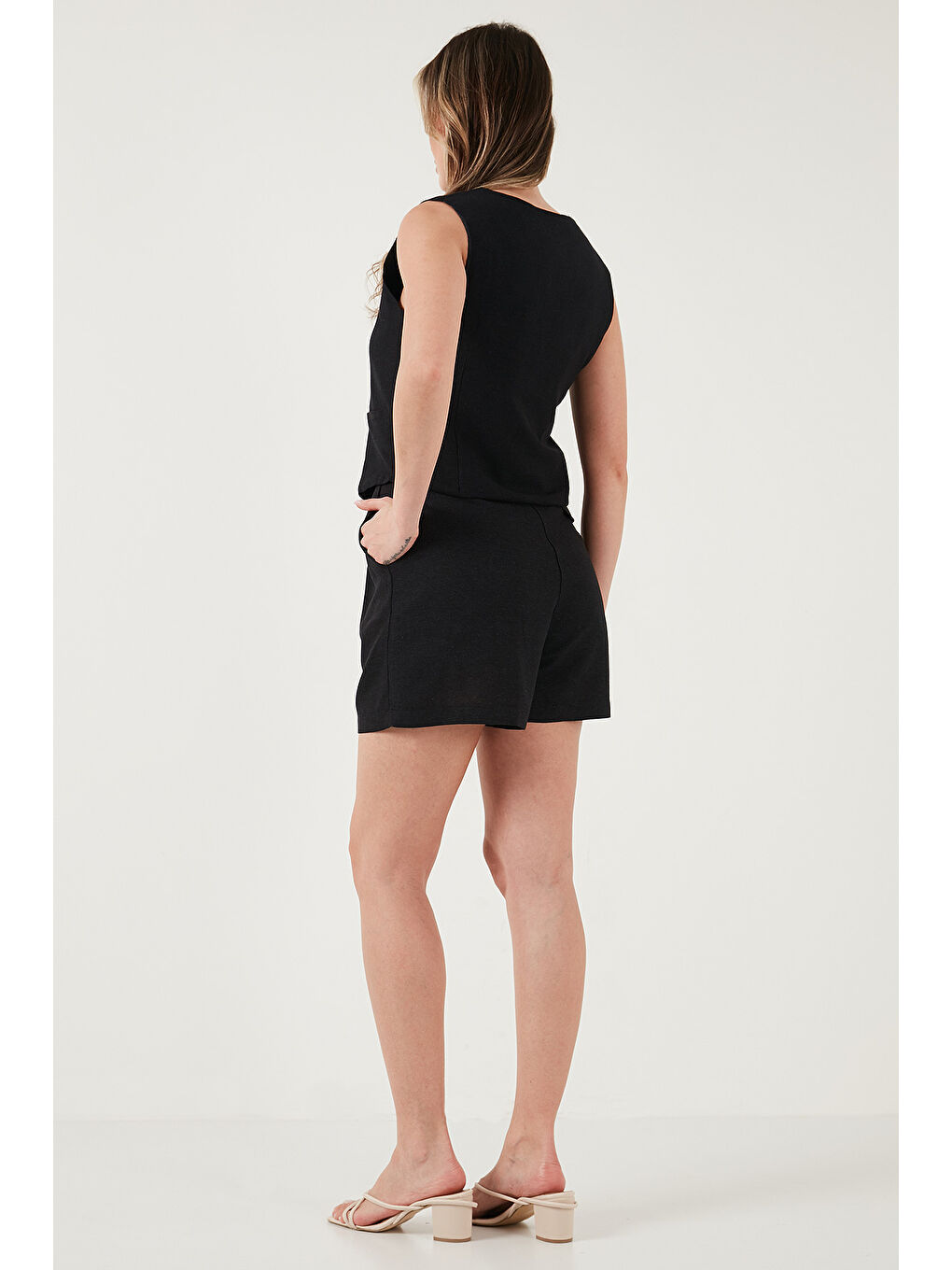 Siyah Pamuk Ve Keten Karışımlı Slim Fit Yelek Şort Kadın Takım 5866118-6