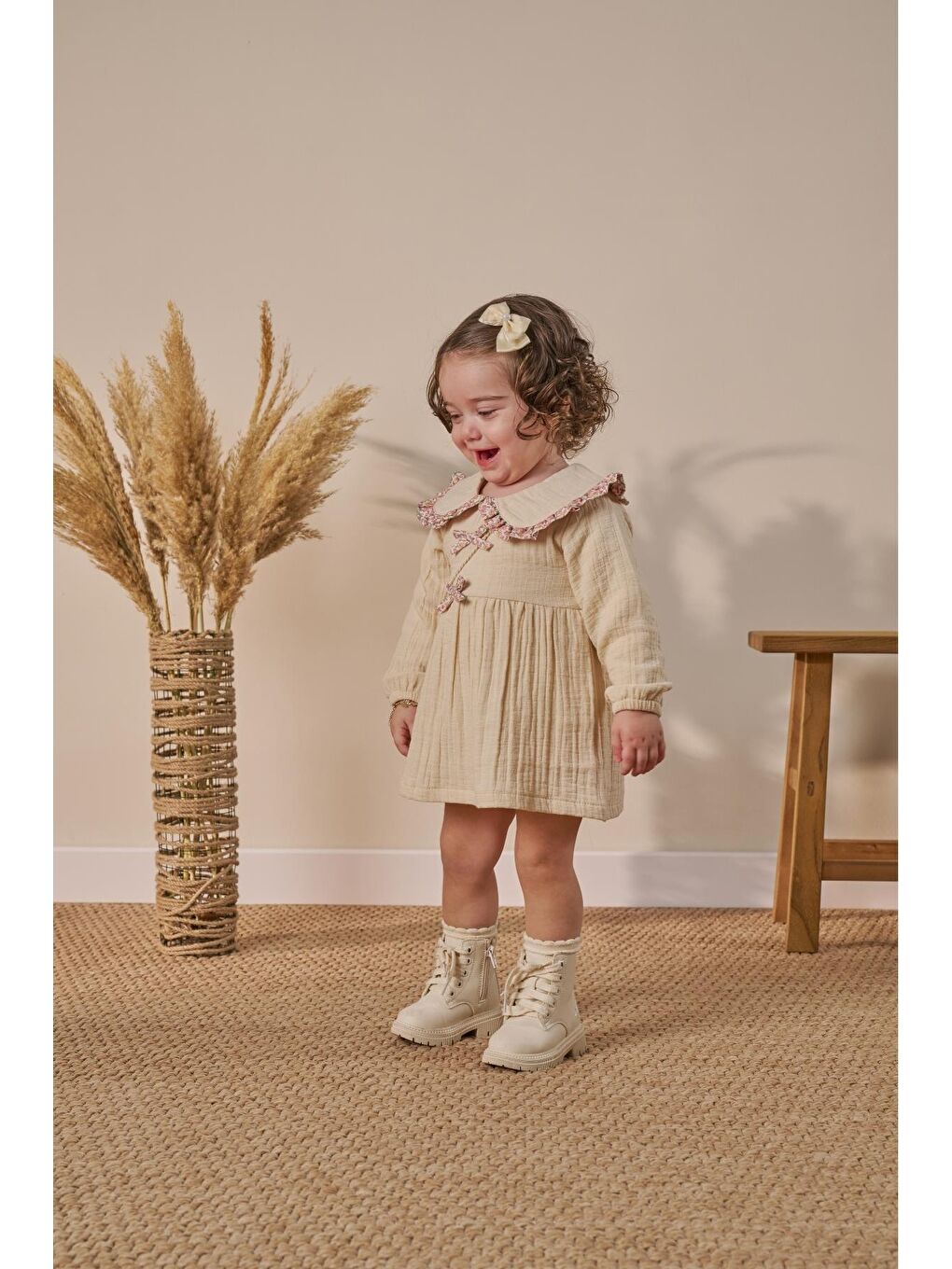 Kız Bebek Pamuklu Bej Çiçek Biyeli Müslin Elbise - Çantalı Fiyonk Detaylı-1