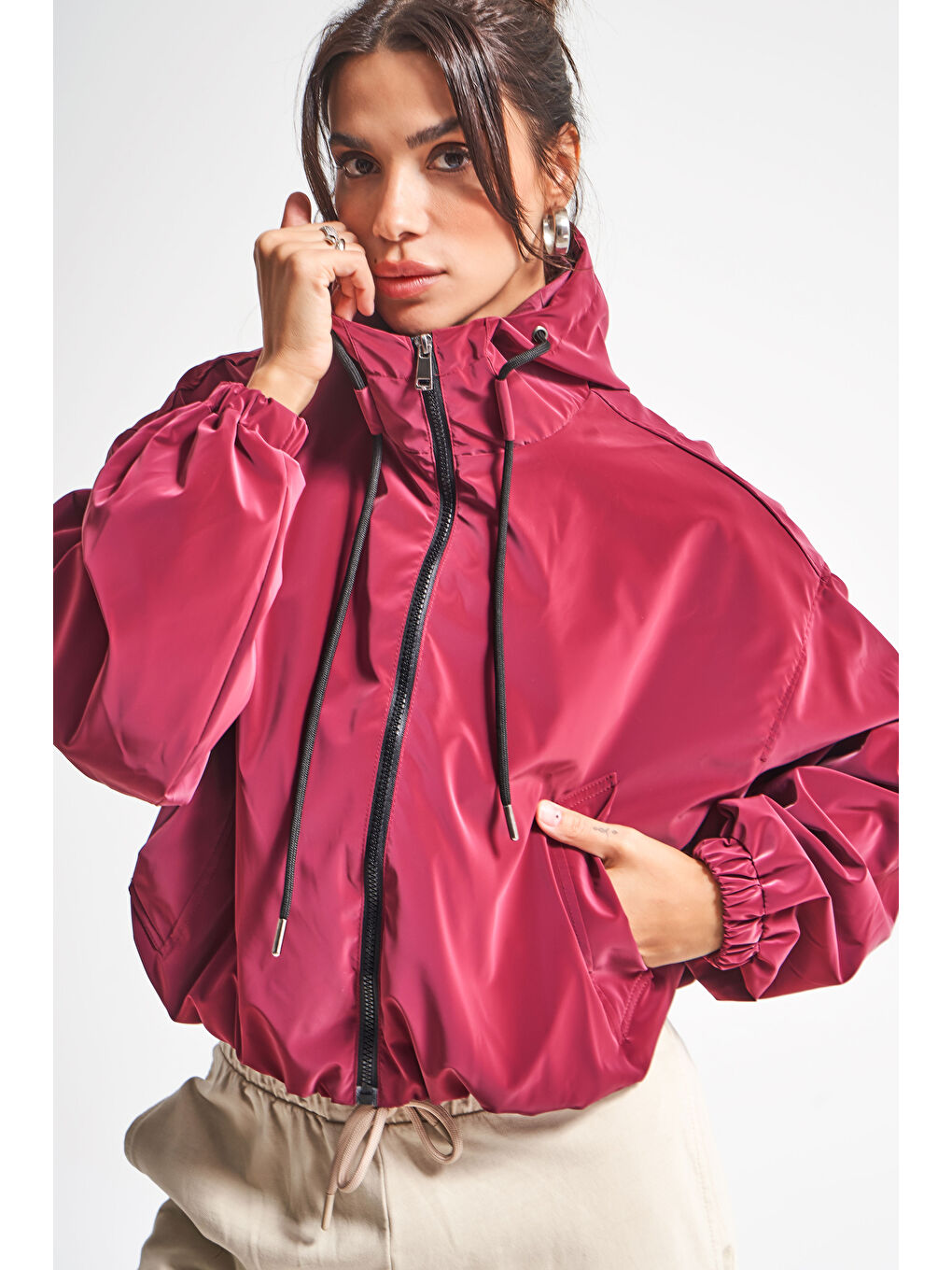 Kadın Bordo Renk w5-35 Önü Fermuarlı Bol Kesim Kapüşonlu Yağmurluk Mont-1