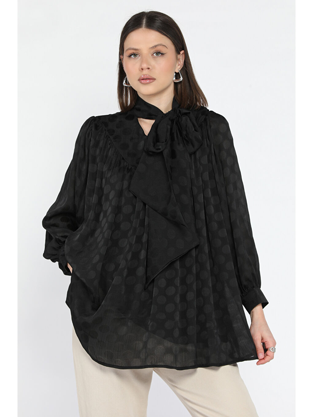 Siyah Ön Pile Detaylı Kravat Yaka Puanlı Kadın Astarlı Bluz