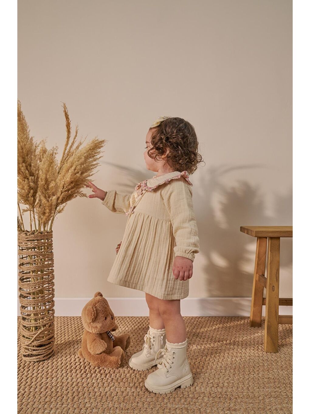 Kız Bebek Pamuklu Bej Çiçek Biyeli Müslin Elbise - Çantalı Fiyonk Detaylı-2