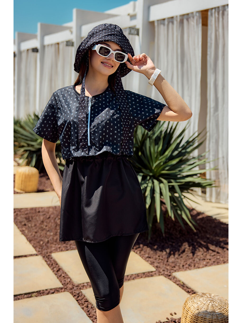 Siyah Kısa Kollu Yarı Kapalı Mayo Monogram R2901-2