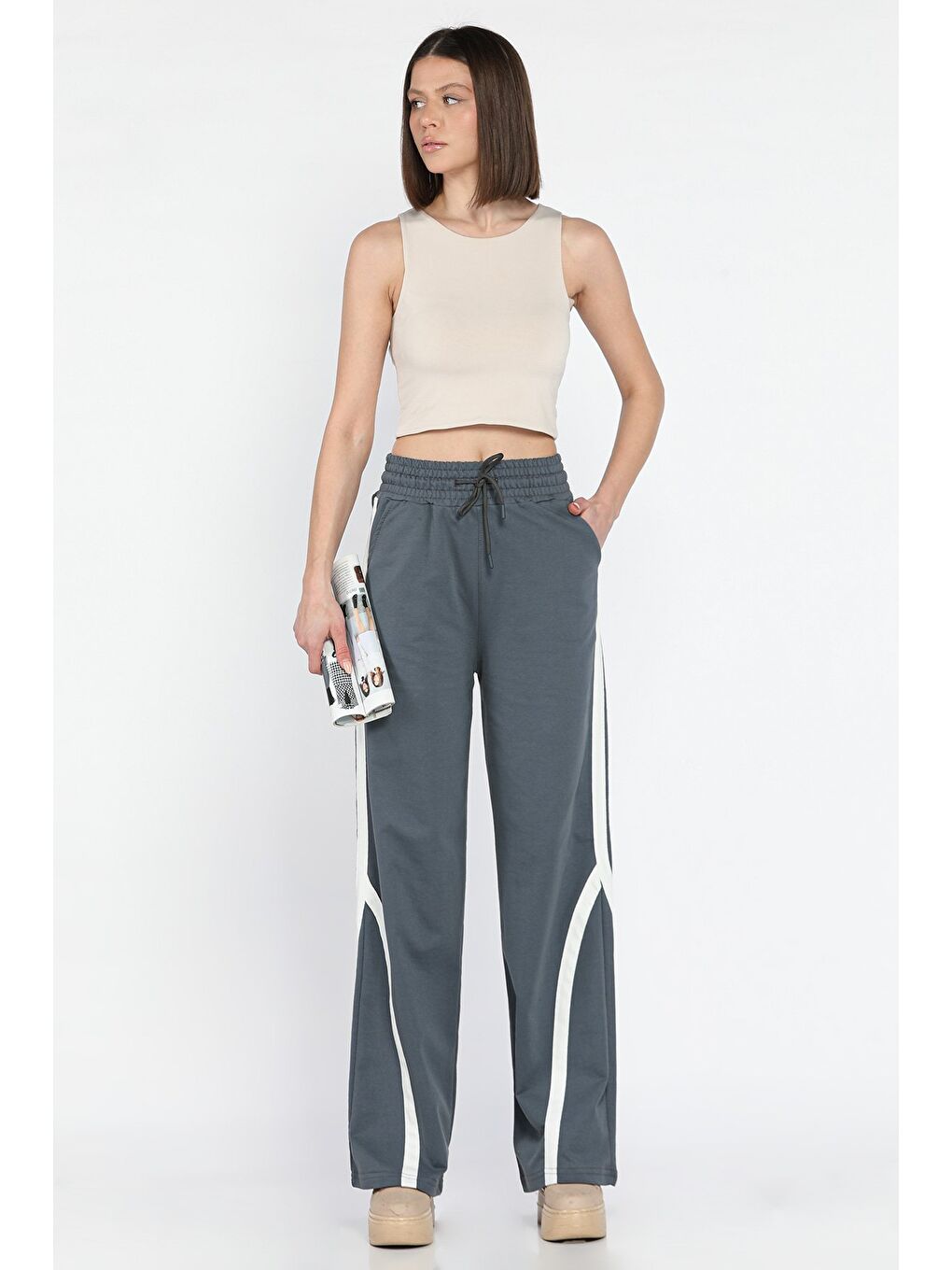 Gri Bel Lastikli Yan Şeritli Kadın Bol Paça Eşofman Altı