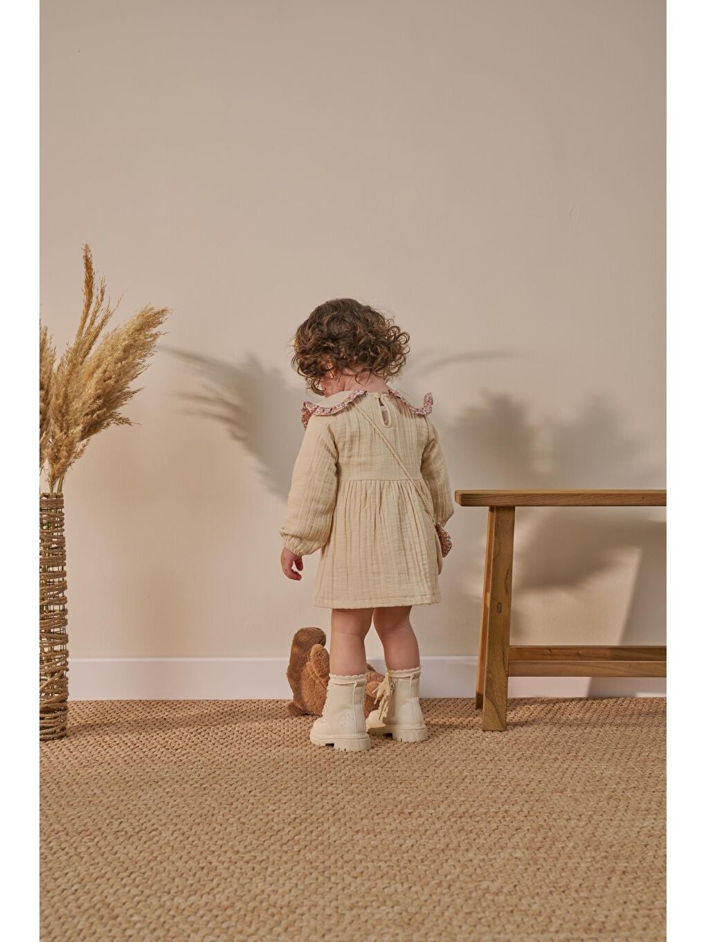 Kız Bebek Pamuklu Bej Çiçek Biyeli Müslin Elbise - Çantalı Fiyonk Detaylı-3