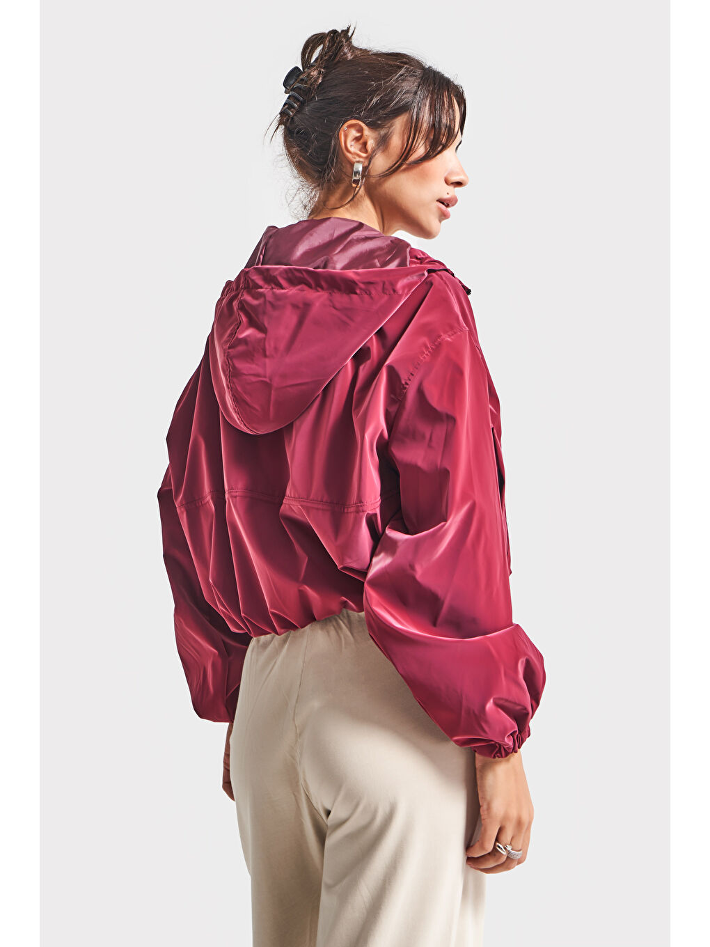 Kadın Bordo Renk w5-35 Önü Fermuarlı Bol Kesim Kapüşonlu Yağmurluk Mont-2