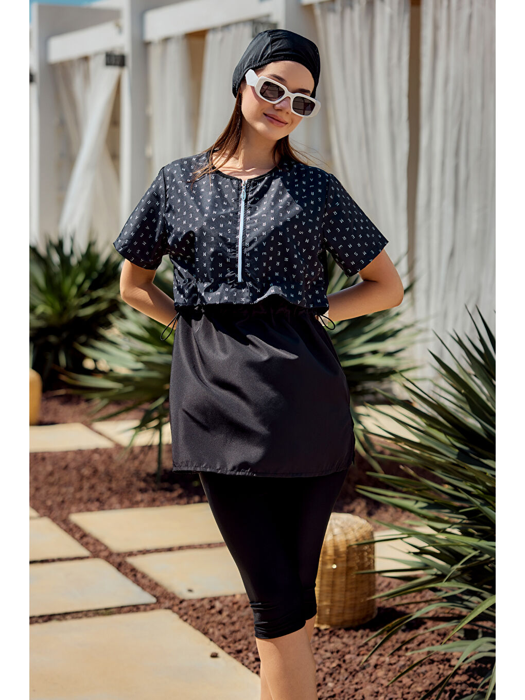 Siyah Kısa Kollu Yarı Kapalı Mayo Monogram R2901-3