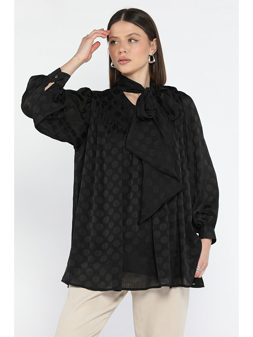 Siyah Ön Pile Detaylı Kravat Yaka Puanlı Kadın Astarlı Bluz-1