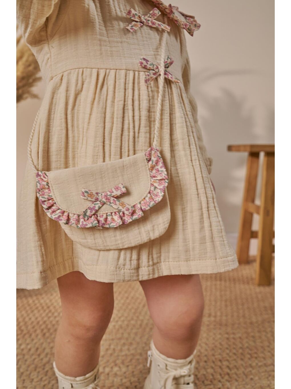 Kız Bebek Pamuklu Bej Çiçek Biyeli Müslin Elbise - Çantalı Fiyonk Detaylı-4