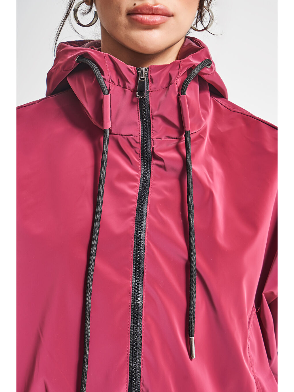 Kadın Bordo Renk w5-35 Önü Fermuarlı Bol Kesim Kapüşonlu Yağmurluk Mont-3