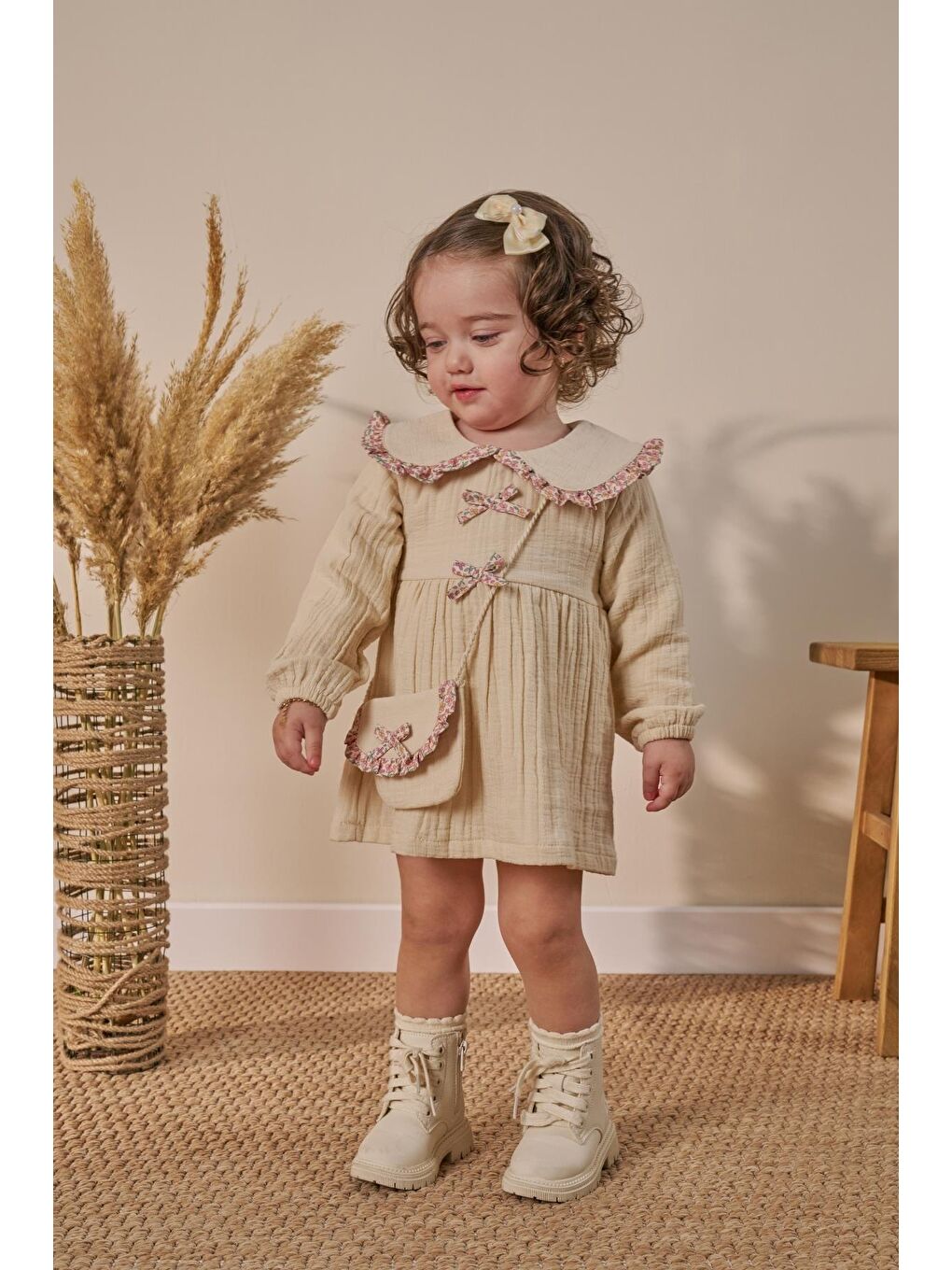 Kız Bebek Pamuklu Bej Çiçek Biyeli Müslin Elbise - Çantalı Fiyonk Detaylı-6
