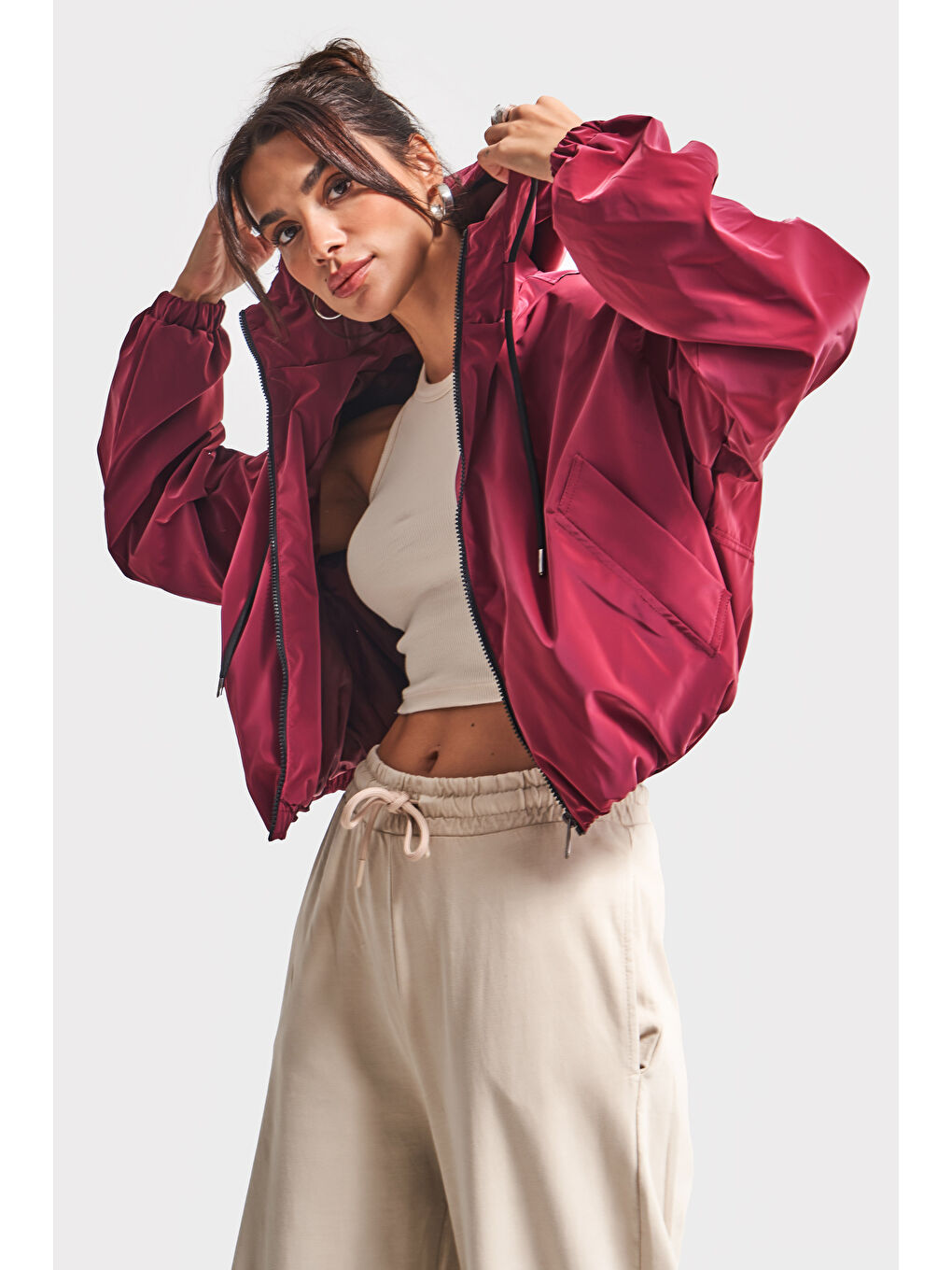 Kadın Bordo Renk w5-35 Önü Fermuarlı Bol Kesim Kapüşonlu Yağmurluk Mont-4