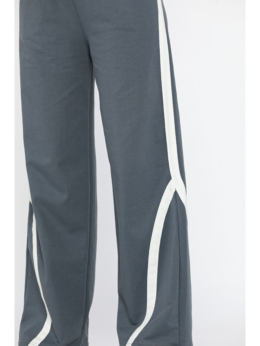 Gri Bel Lastikli Yan Şeritli Kadın Bol Paça Eşofman Altı-3